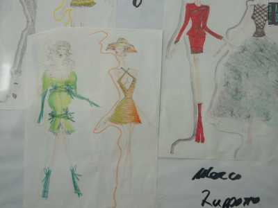 Tra i tanti disegni incorniciati, a suscitare la nostra curiosit� � quello firmato nel 1980 da un certo Marco. �E� stato uno dei miei primi allievi - racconta l�anziana -: era un ragazzo molto talentuoso. Purtroppo dopo essere andato a Milano non � riuscito a sfondare per via della troppa concorrenza�
